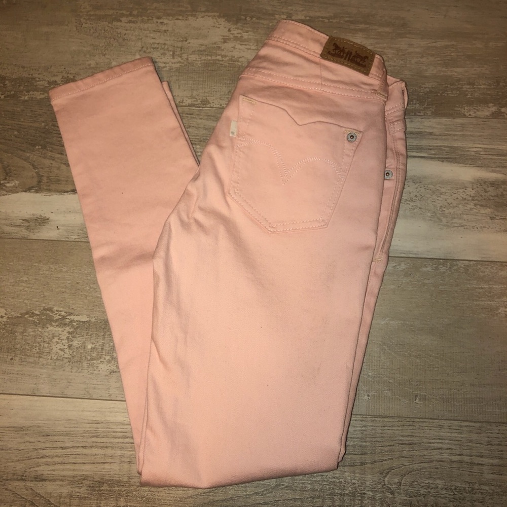 Pink Levi’s jeggings